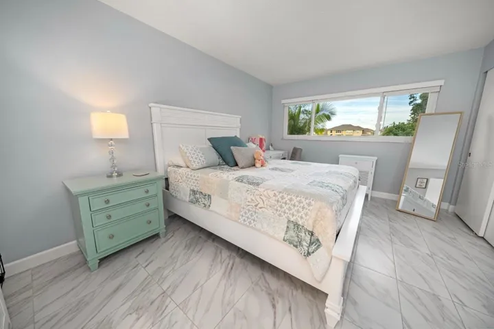 LARGE PRIMARY BEDROOM, CLEAR OF GARDEN& POND
