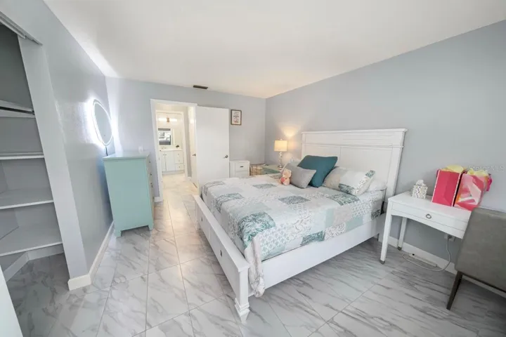 LARGE PRIMARY BEDROOM, CLEAR OF GARDEN& POND