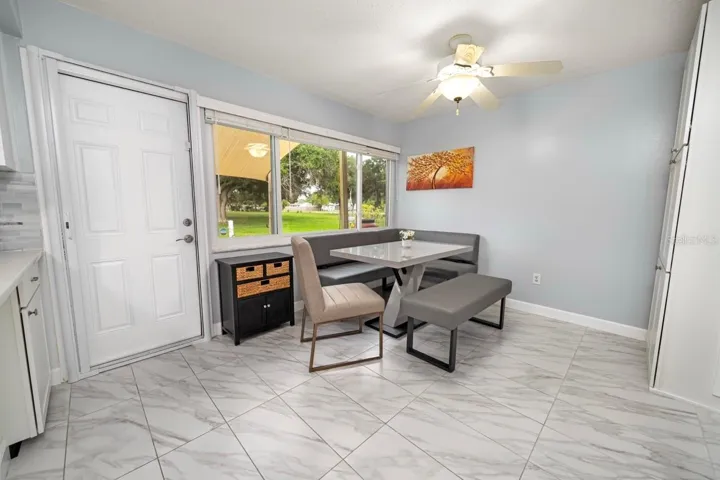 LARGE BREAKFAST KITCHEN NOOK, WITH CLEAR VIEW OF POND & FOUNTAIN. VERY COMFORTABLE