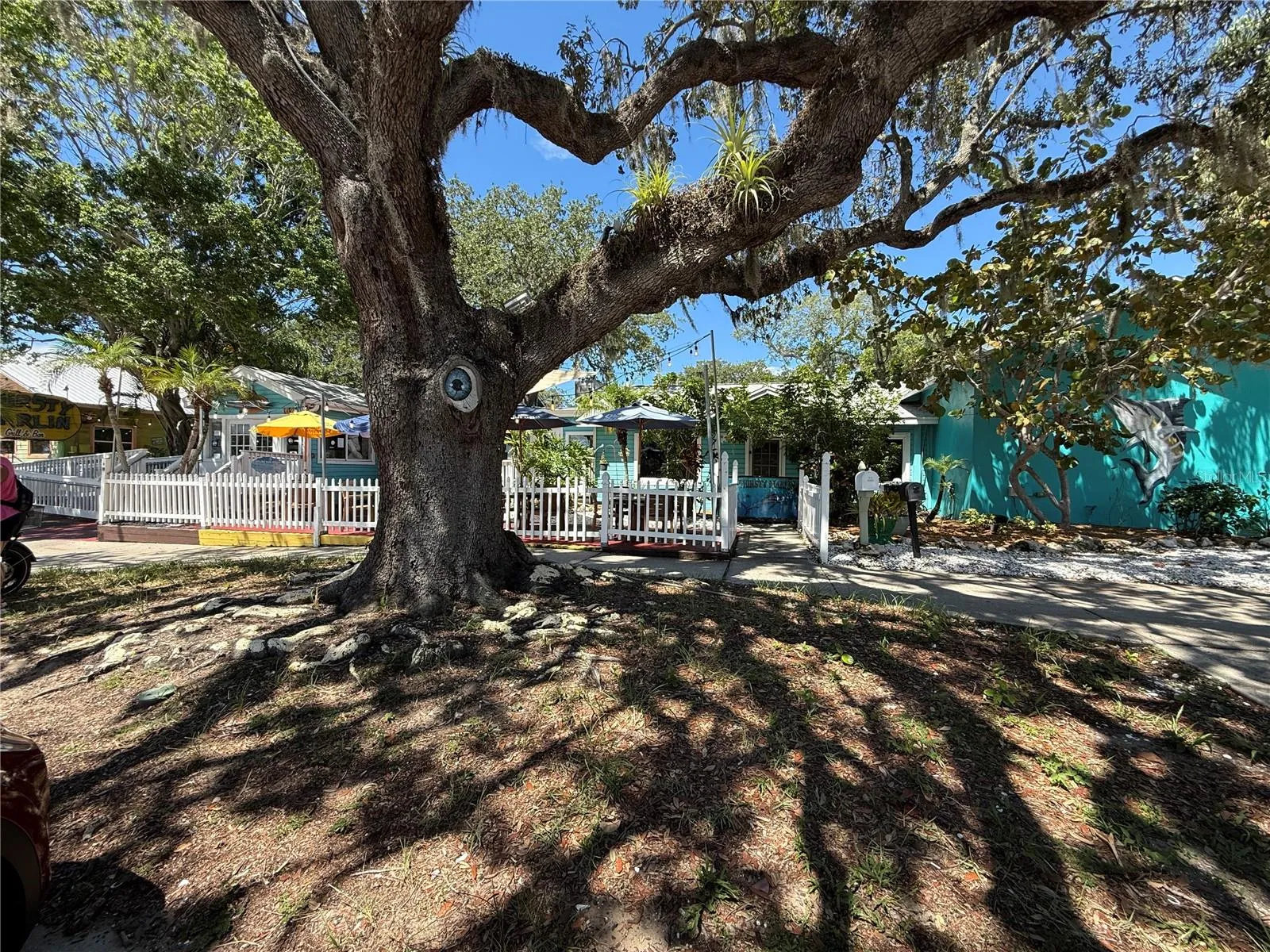 Walkable distance to nearby shopping and restaurants