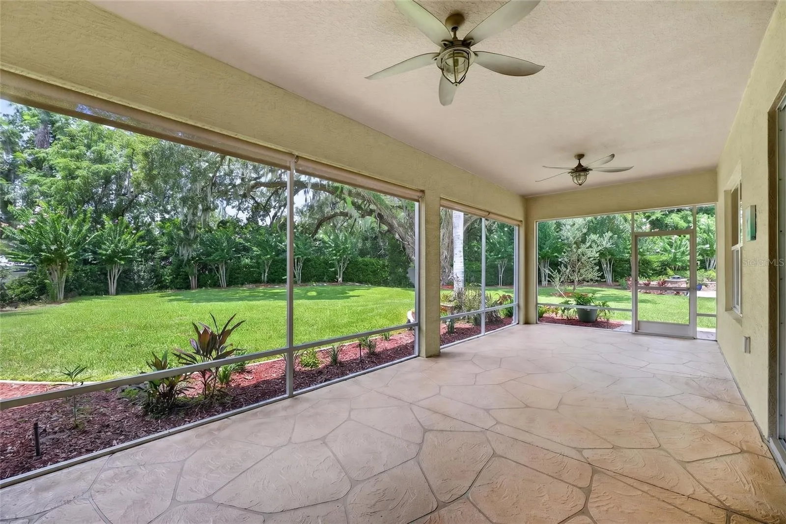 Large Lanai backs to privacy