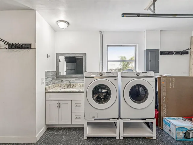 Included washer and dryer and vanity