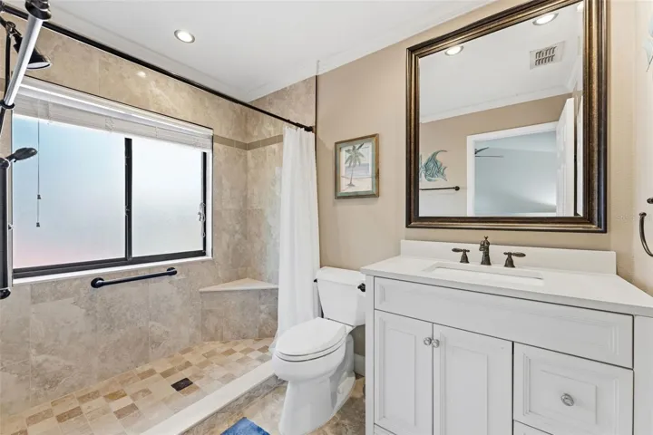 Ensuite in 2nd primary bedroom