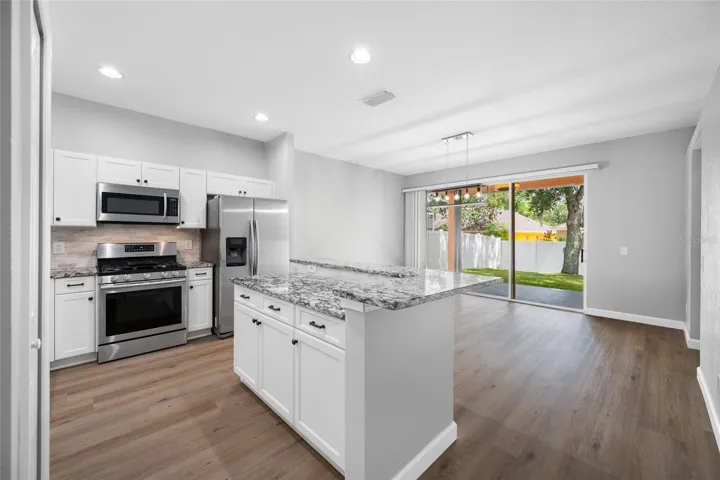 Large Kitchen & dining combo
