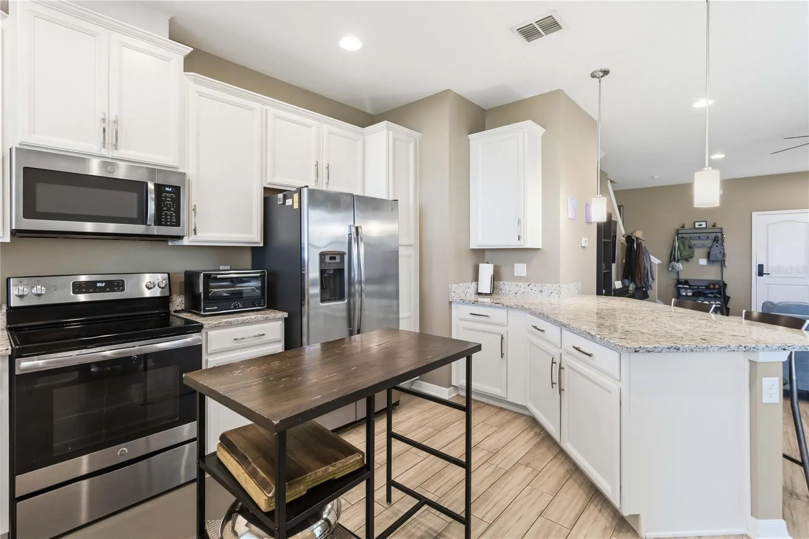 White 42'' cabinets, granite countertops and stainless steel appliances!