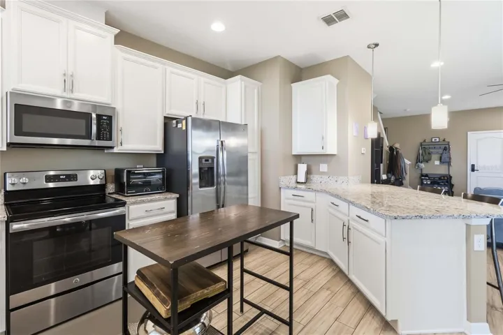 White 42'' cabinets, granite countertops and stainless steel appliances!