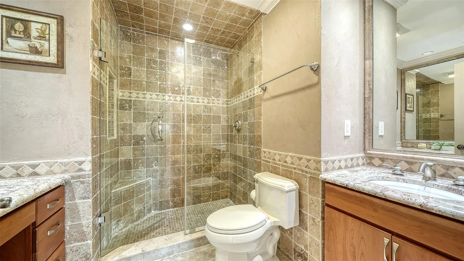 Guest room ensuite  bath