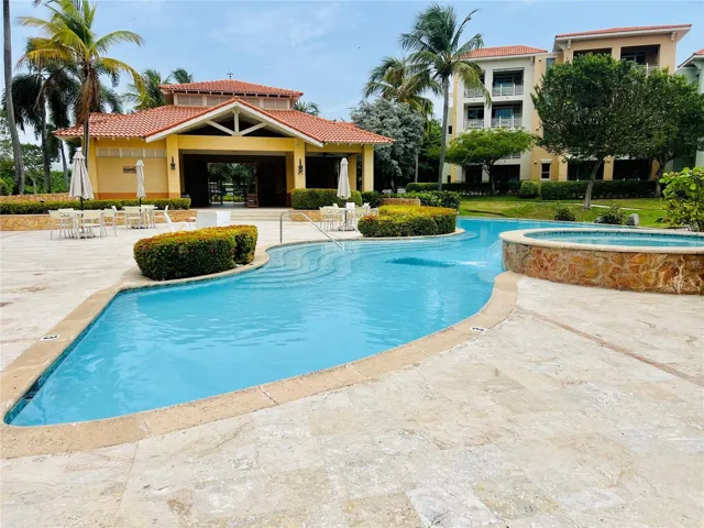 Pool & jacuzzi area