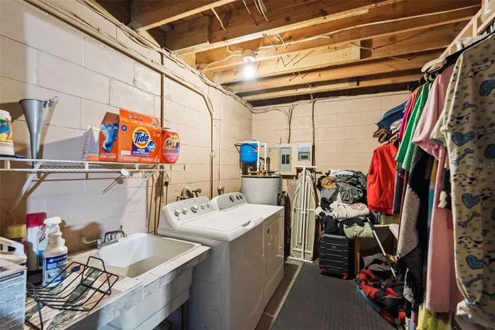 View of laundry room with wash sink