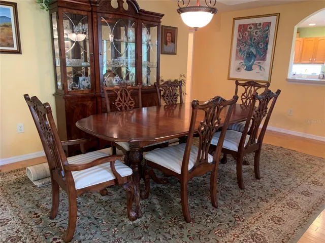 Formal dining with tray ceiling