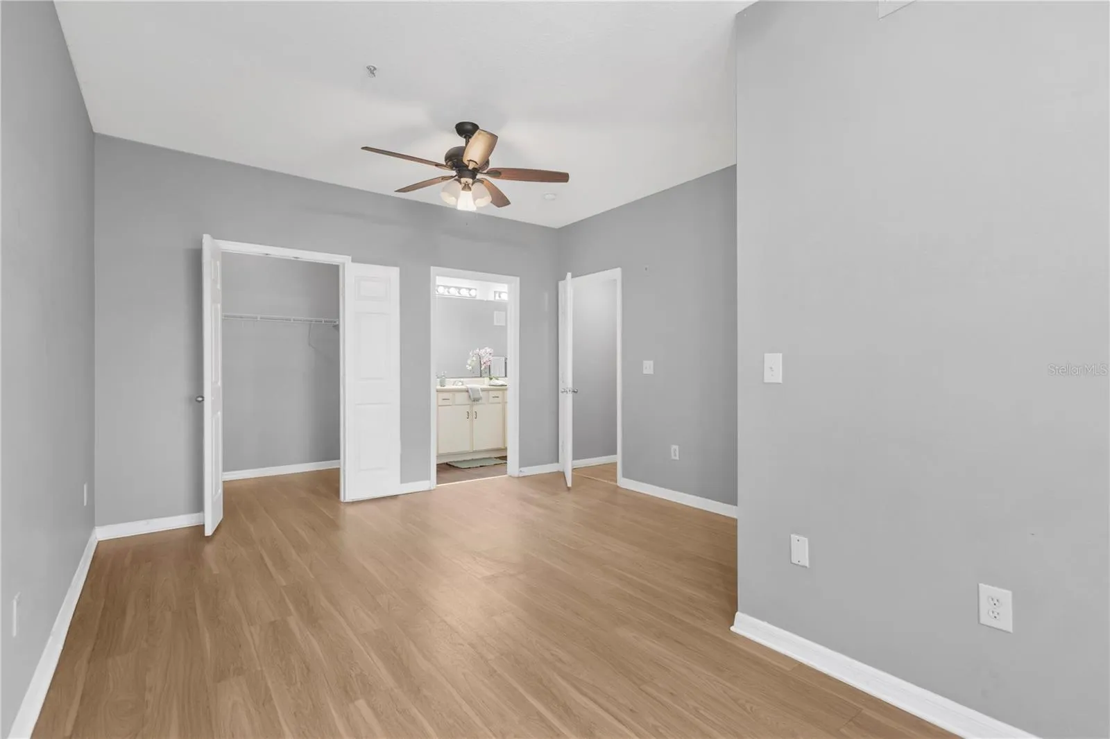 Primary Suite w/Walk-In Closet, Ensuite Bath, Ceiling Fan
