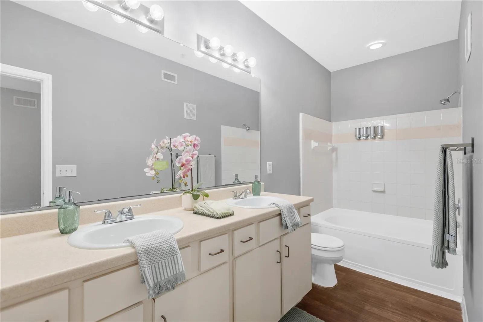 Primary Bath-Dual Sinks, Large Soaking Tub