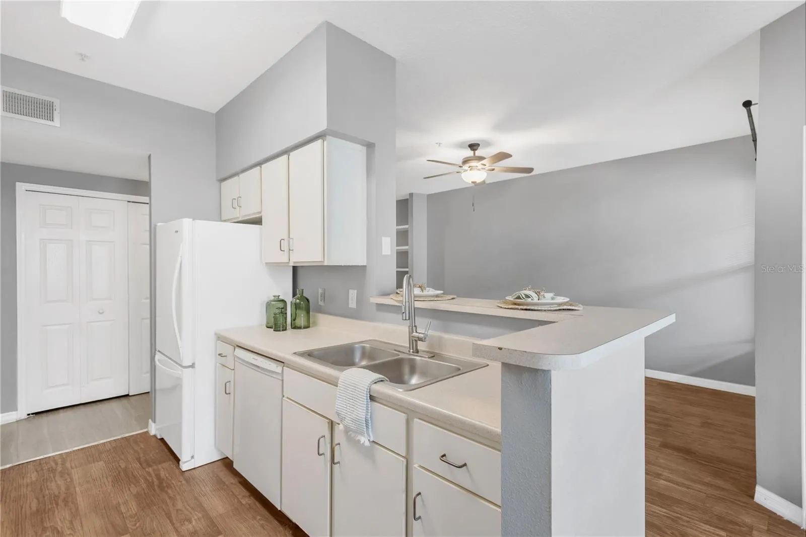 Light & Bright Kitchen with Breakfast Bar