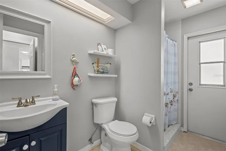 3rd bath/Pool Bathroom