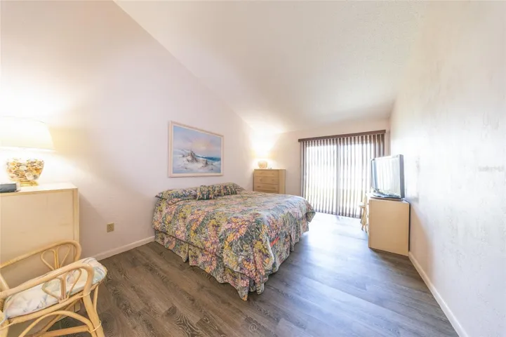Owners suite with slider to deck
