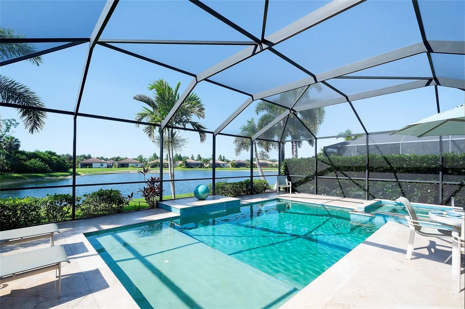 Heated Saltwater Pool & Spa with Sun Shelf