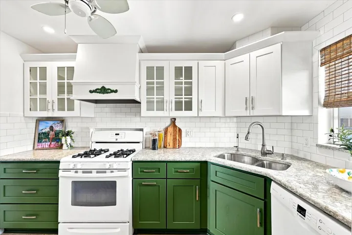 kitchen, Gas stove, and reverse osmosis water filtration system.