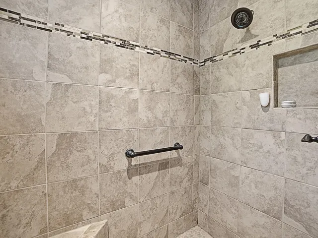 Bench, grab bar and niche for your personal needs