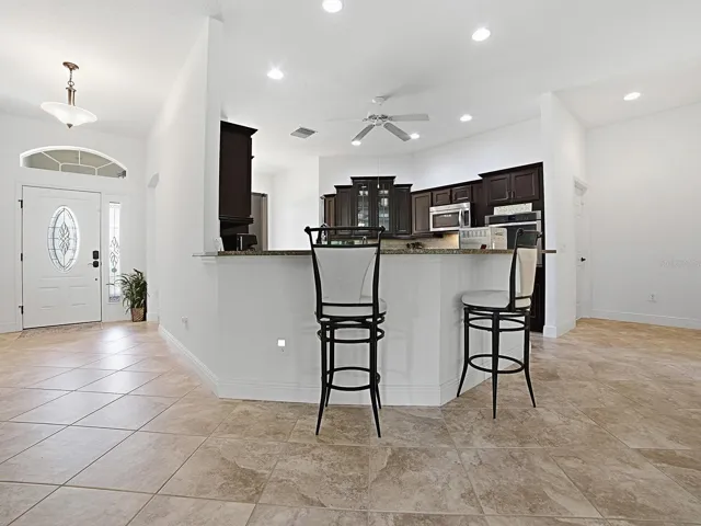 Curved breakfast bar with room for 4-5 stools