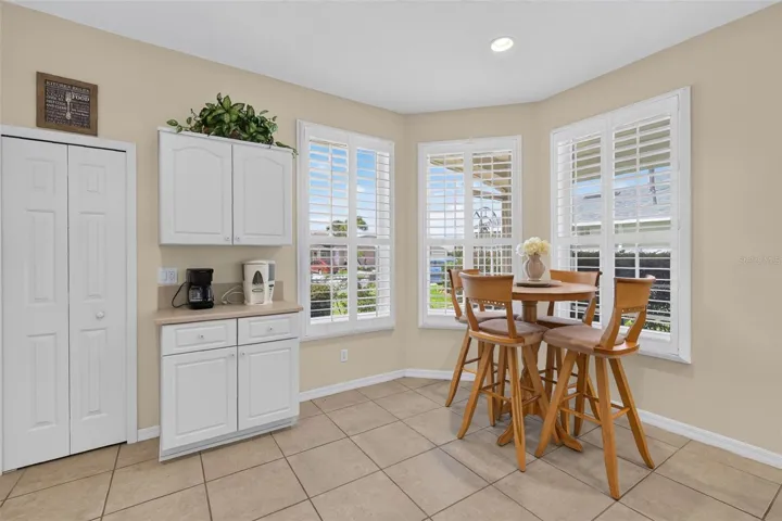 Dinette/Bay window/Coffee bar