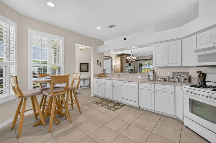 Kitchen/Dinette/Serve through