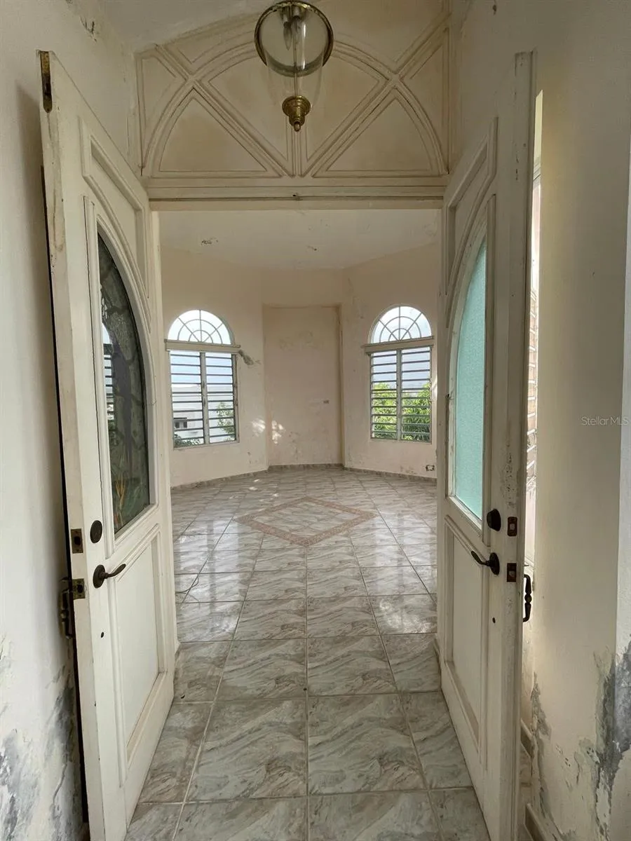 Sunroom entrance/Entrada al mirador