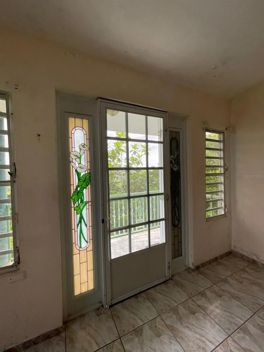 Master bedroom balcony/Balcón habitación principal