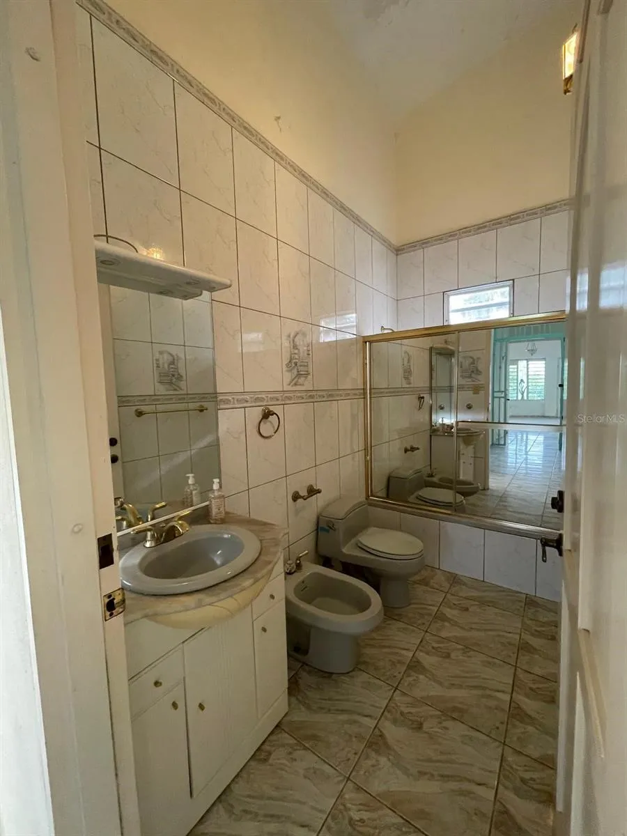 Bathroom 1/Baño 1
