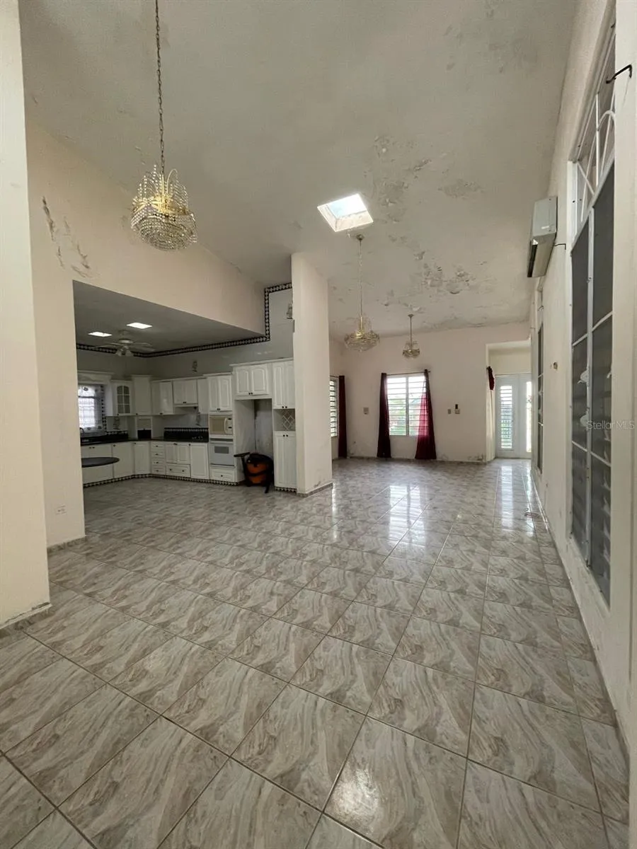 Formal living room and dining/Sala y comedor formal