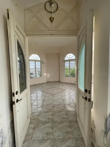 Sunroom entrance/Entrada al mirador