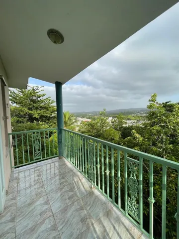Master bedroom balcony/Balcón habitación principal