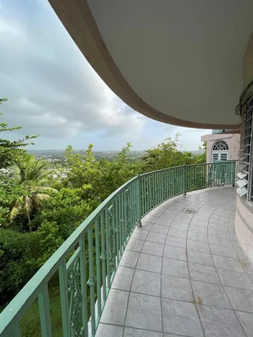 Elevated balcony/Balcón