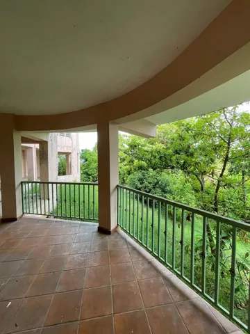 Ground level balcony/Balcón