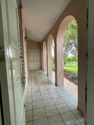 Ground level balcony/Balcón