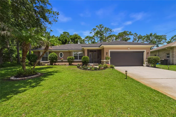 LOVELY FRONT YARD