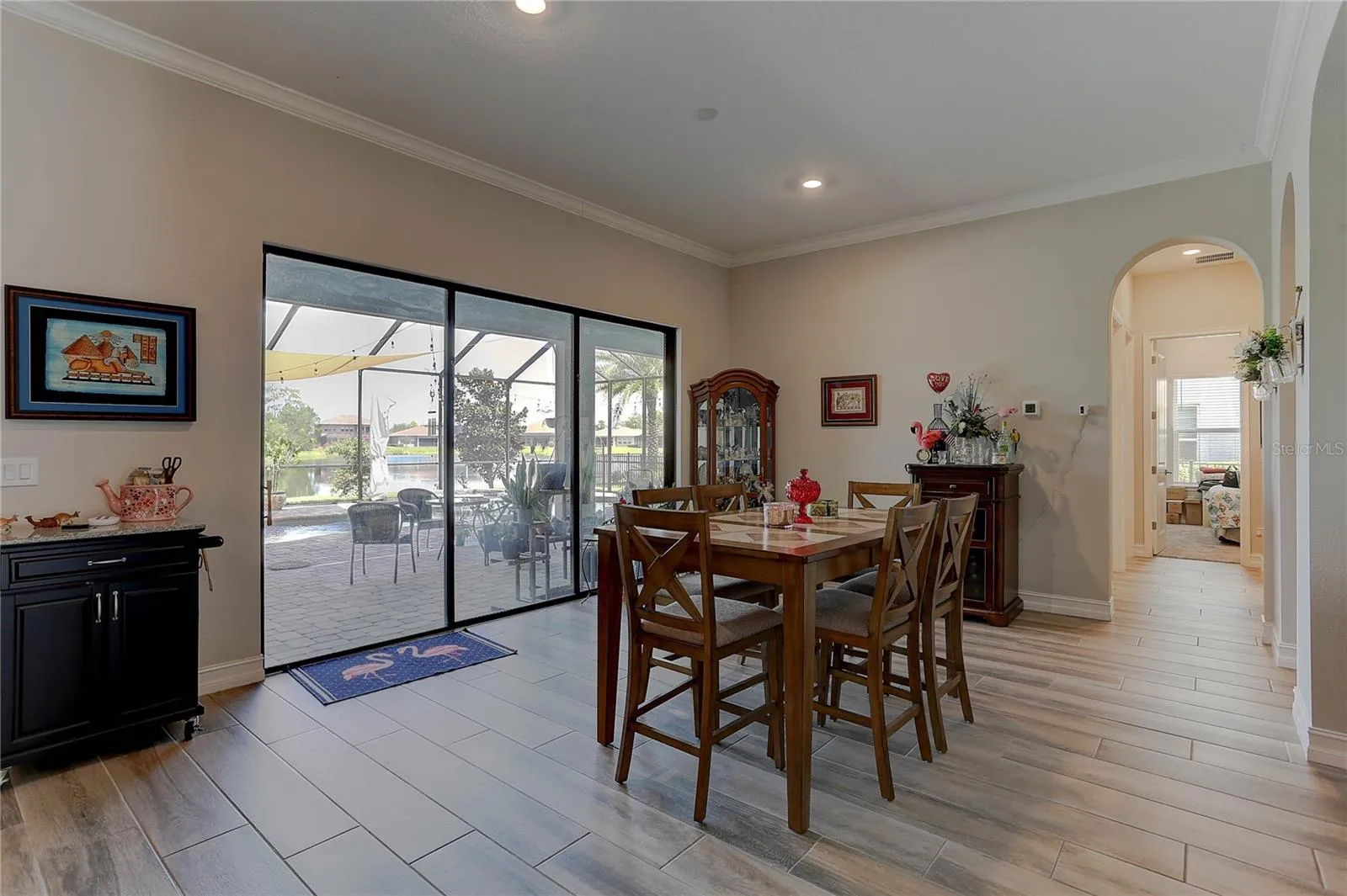 Casual dining and lanai access