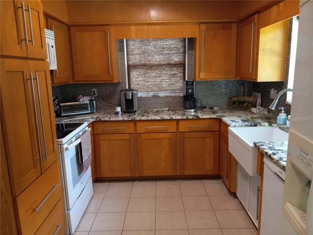 looking into kitchen from eat-in area.  Kitchen has 