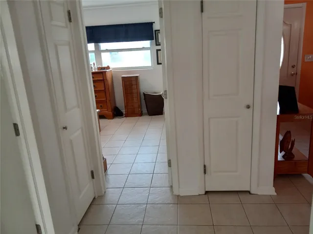 hallway off bedrooms has coat closet, & linnen closet, lots of storage here