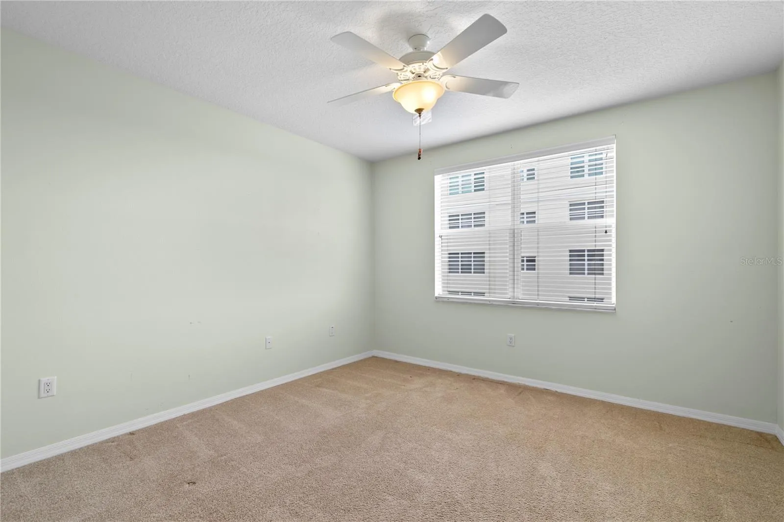 Bed 3 - Large Window
