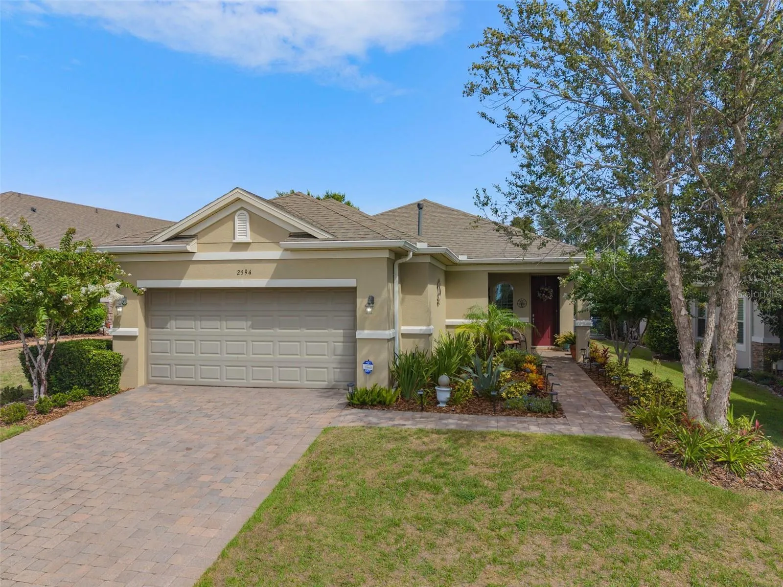 Front view with nice curb appeal