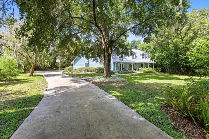 Extra long driveway, plenty of parking for all your guests!