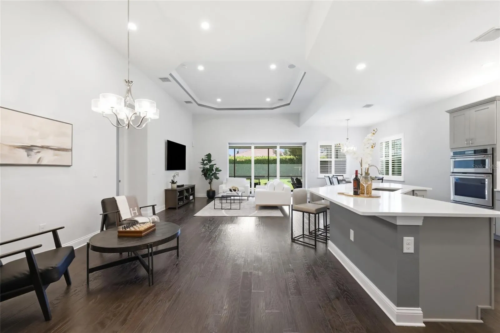 Open Living &amp; Dining Room with 12ft Ceilings - Perfect for Entertaining