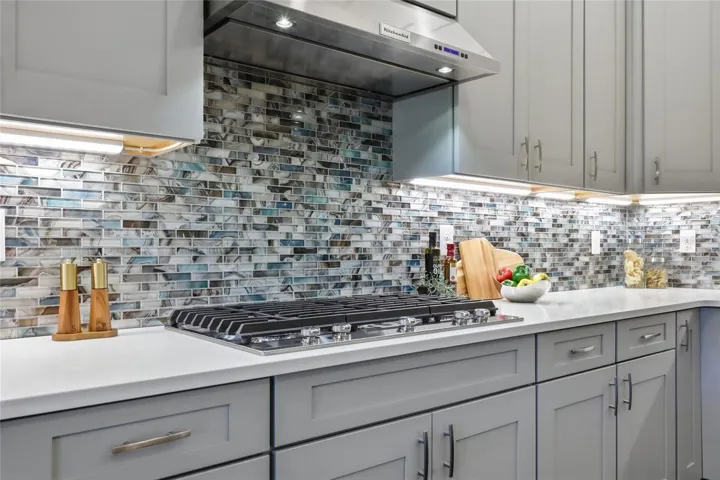Upgraded Natural Gas 5 burner Range with Upper & Lower Accent Lighting