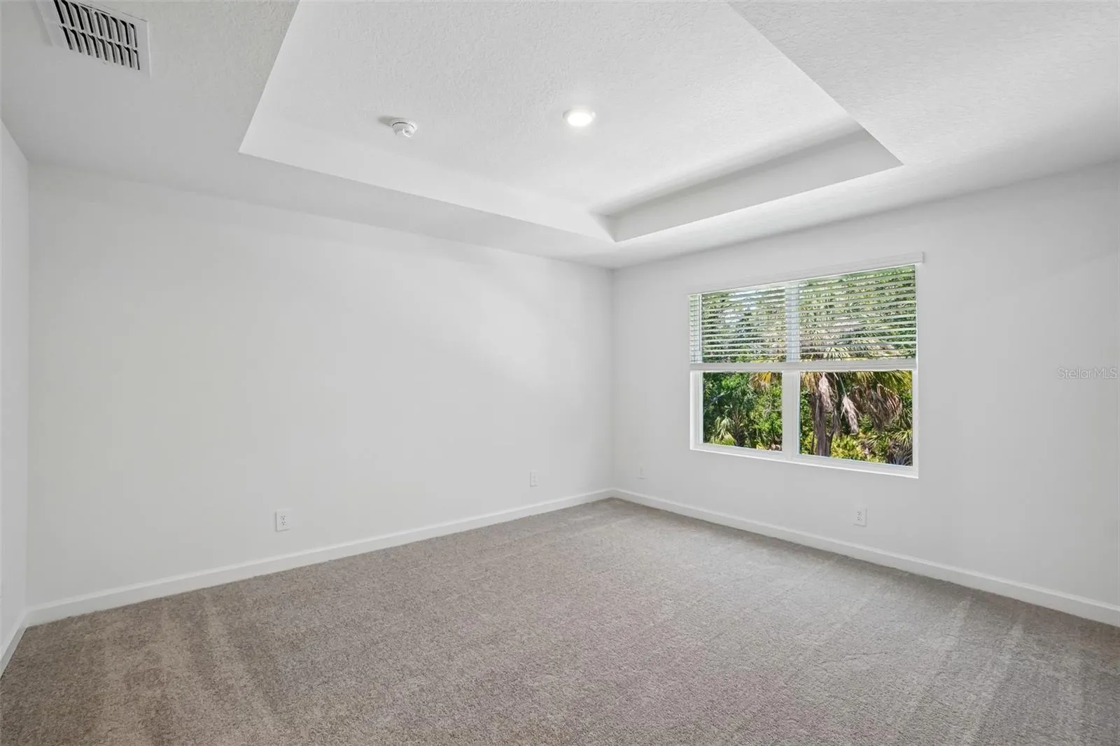Representative images and renderings are for illustrative purposes. Actual structural options and design finishes of home may vary.