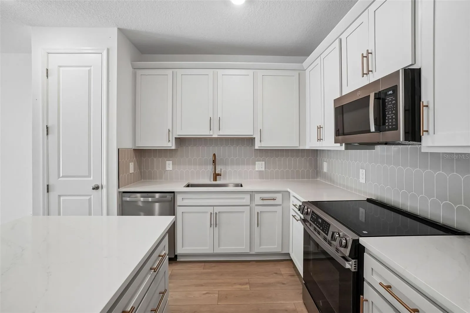 Representative images and renderings are for illustrative purposes. Actual structural options and design finishes of home may vary.
