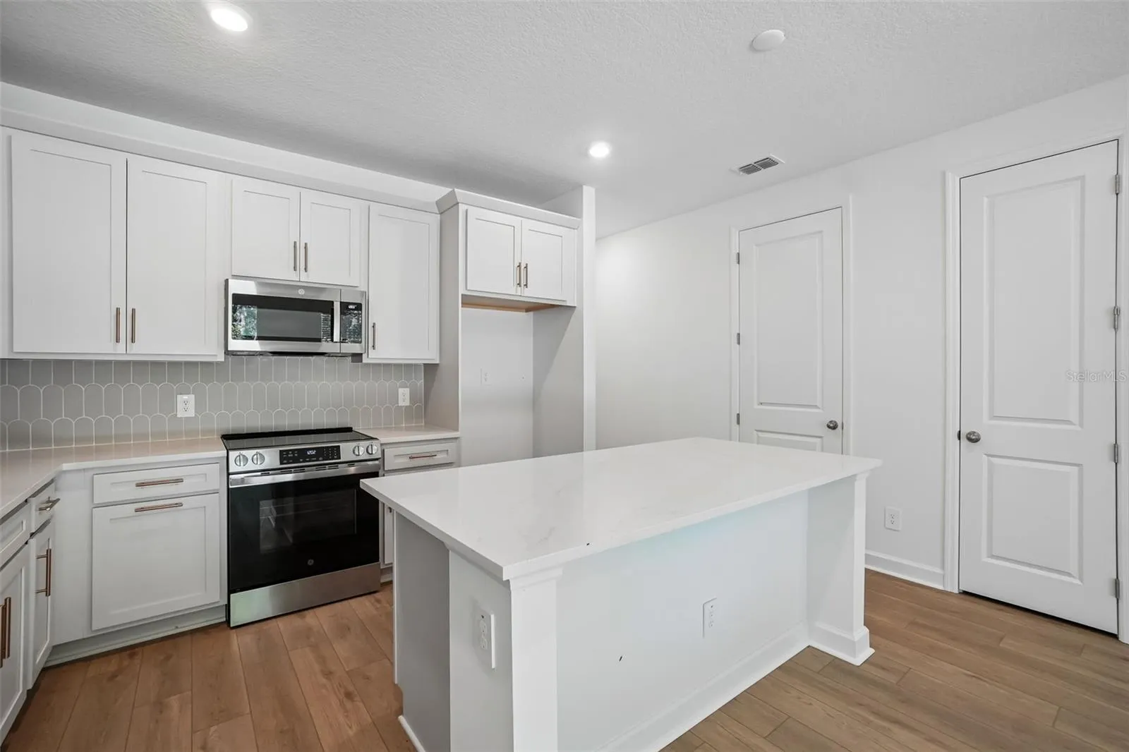 Representative images and renderings are for illustrative purposes. Actual structural options and design finishes of home may vary.