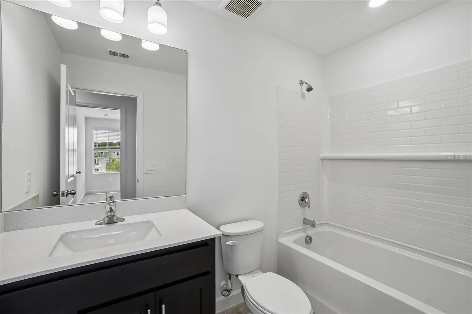 Representative images and renderings are for illustrative purposes. Actual structural options and design finishes of home may vary.
