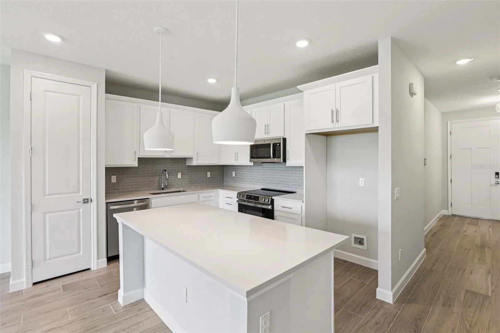 Representative images and renderings are for illustrative purposes. Actual structural options and design finishes of home may vary.