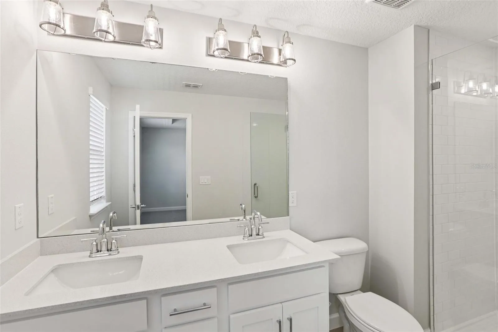 Representative images and renderings are for illustrative purposes. Actual structural options and design finishes of home may vary.