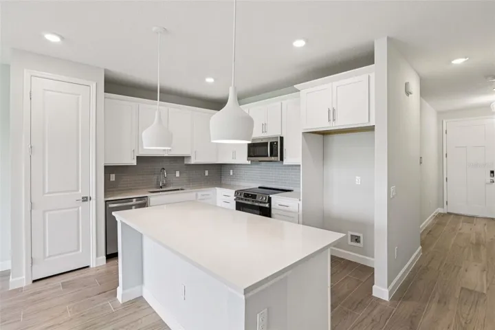 Representative images and renderings are for illustrative purposes. Actual structural options and design finishes of home may vary.